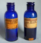 antica coppia di bottiglie vasi da frmacia colore blu cobalto ed etichetteoriginali