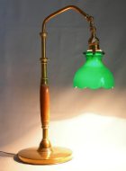 lampada da tavoloo scrivaniaoriginale met  900 con vetro incamiciato realizzata inottone e legno completamente regolabile