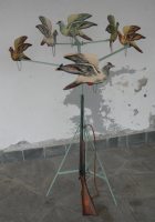 spettacolare vecchio giocattolo in metallo tiro al piccione alto due metri!! da museo